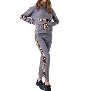 Серый женский спортивный костюм с леопардовыми вставками