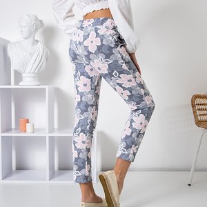 Светло-серые женские брюки с цветочным принтом