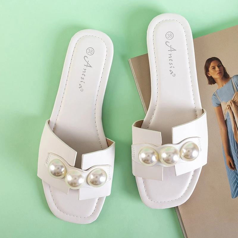 OUTLET Білі жіночі тапочки з перлинами Teonilla - Взуття