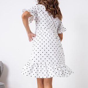 Біла жіноча сукня в горошок