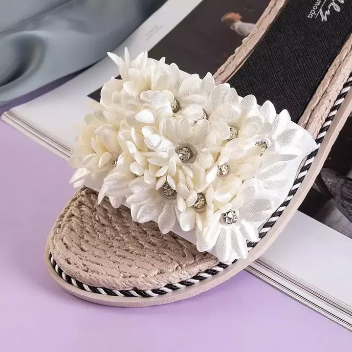 OUTLET Білі жіночі тапочки з квітами Сєйова - Взуття