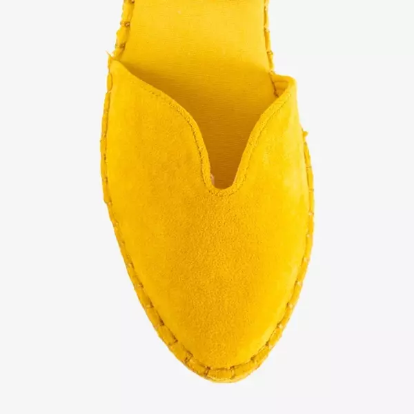 OUTLET Жовті жіночі босоніжки а -ля еспадрільї на платформі Monata - Взуття